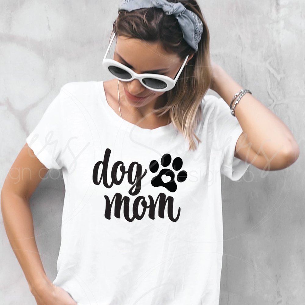 dog mom Graphic Tee